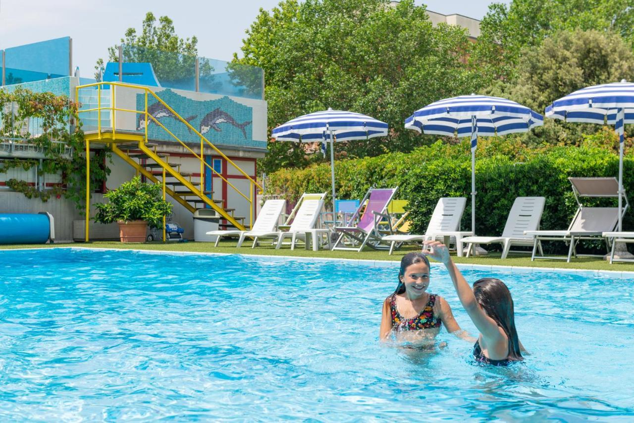 Hotel Caesar Чезенатіко Екстер'єр фото