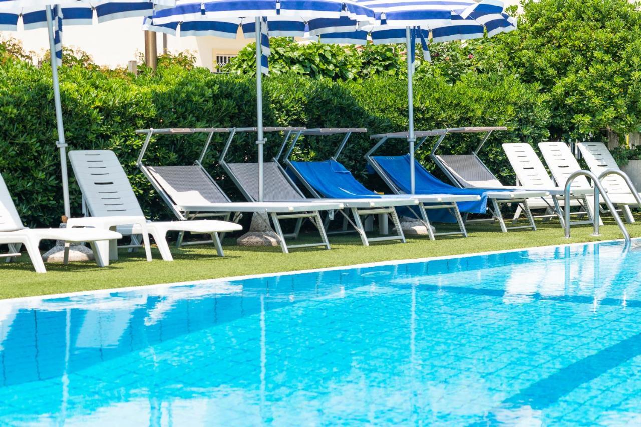 Hotel Caesar Чезенатіко Екстер'єр фото