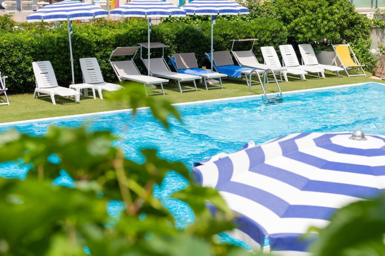 Hotel Caesar Чезенатіко Екстер'єр фото