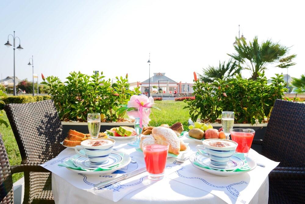 Hotel Caesar Чезенатіко Екстер'єр фото