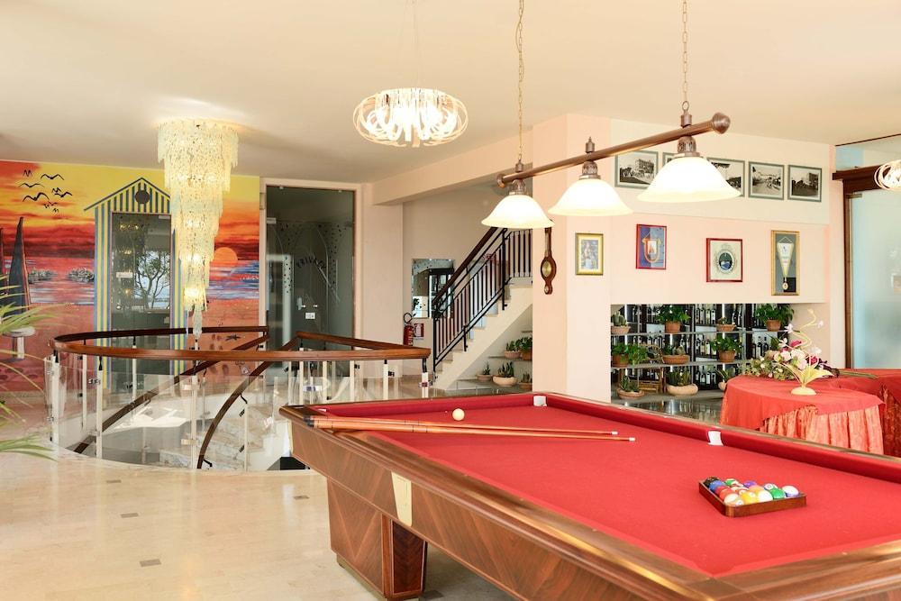 Hotel Caesar Чезенатіко Екстер'єр фото