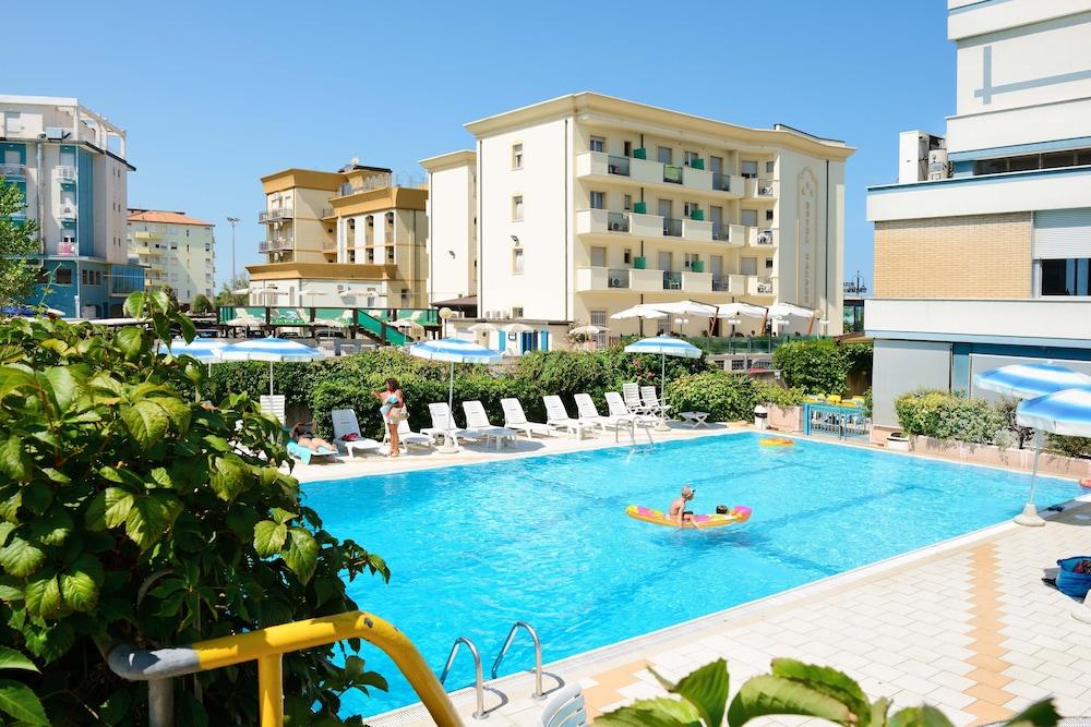 Hotel Caesar Чезенатіко Екстер'єр фото