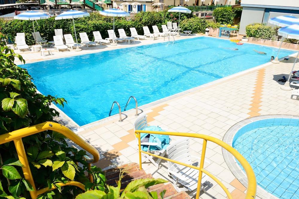 Hotel Caesar Чезенатіко Екстер'єр фото