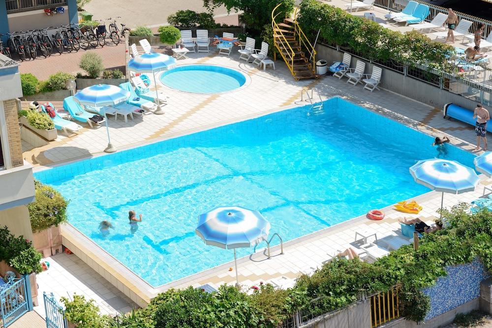 Hotel Caesar Чезенатіко Екстер'єр фото