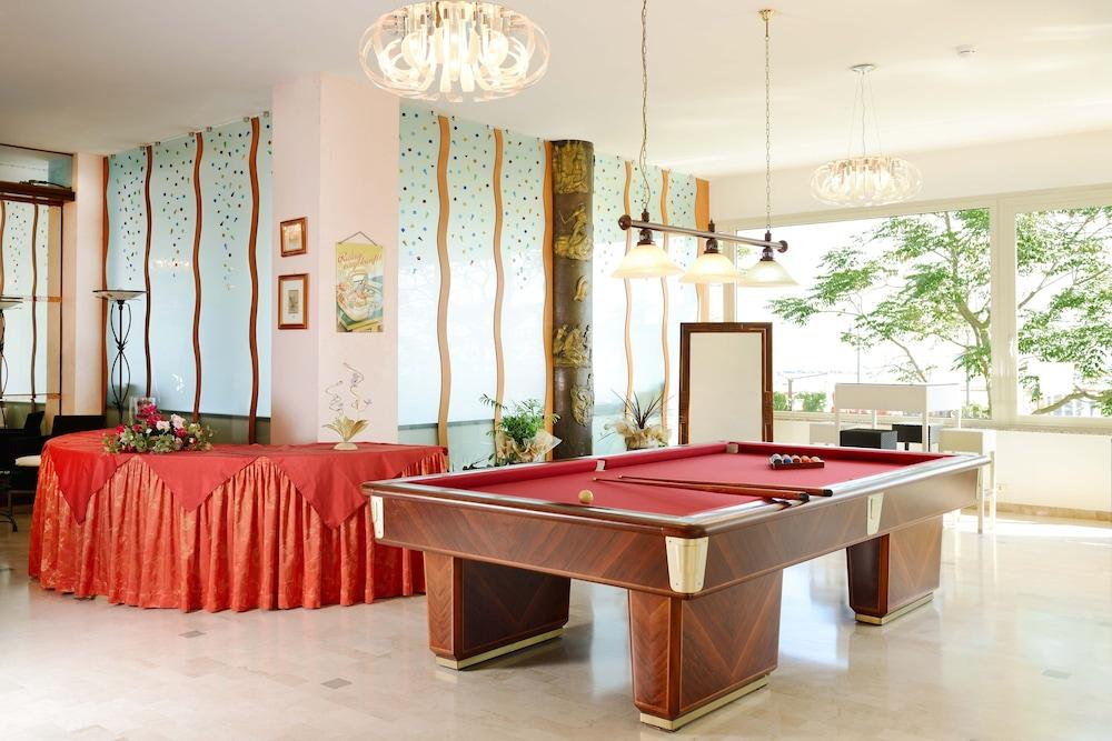 Hotel Caesar Чезенатіко Екстер'єр фото